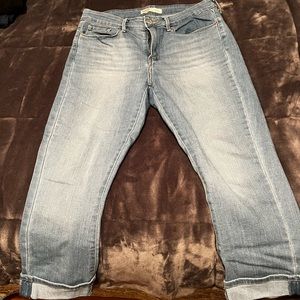 Levi Stratus Mid Rise Capri